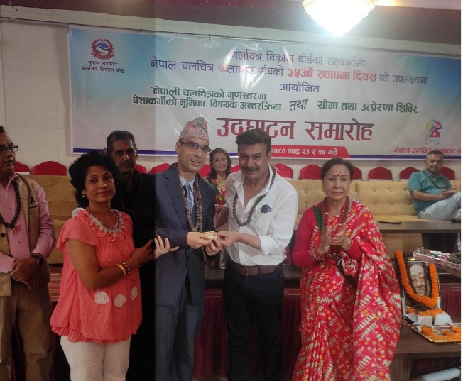 डाक्टर घिमिरेले पाए चलचित्र कलाकार संघको मानार्थ सदस्यता