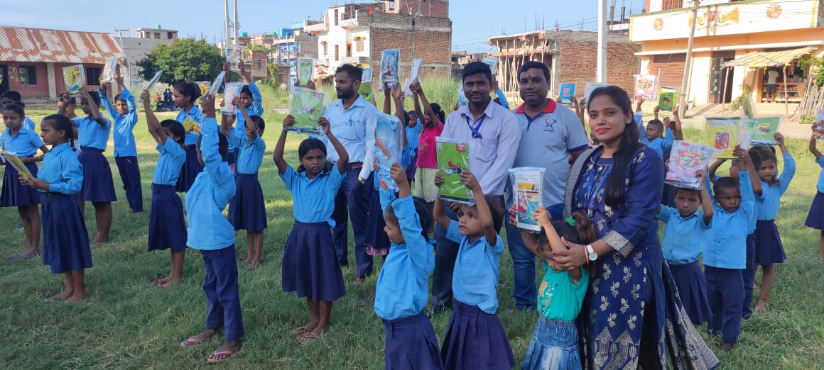 सन नेपाल लाइफको वीरगंज शाखाद्वारा विद्यालयलाई पाठ्य सामाग्री वितरण