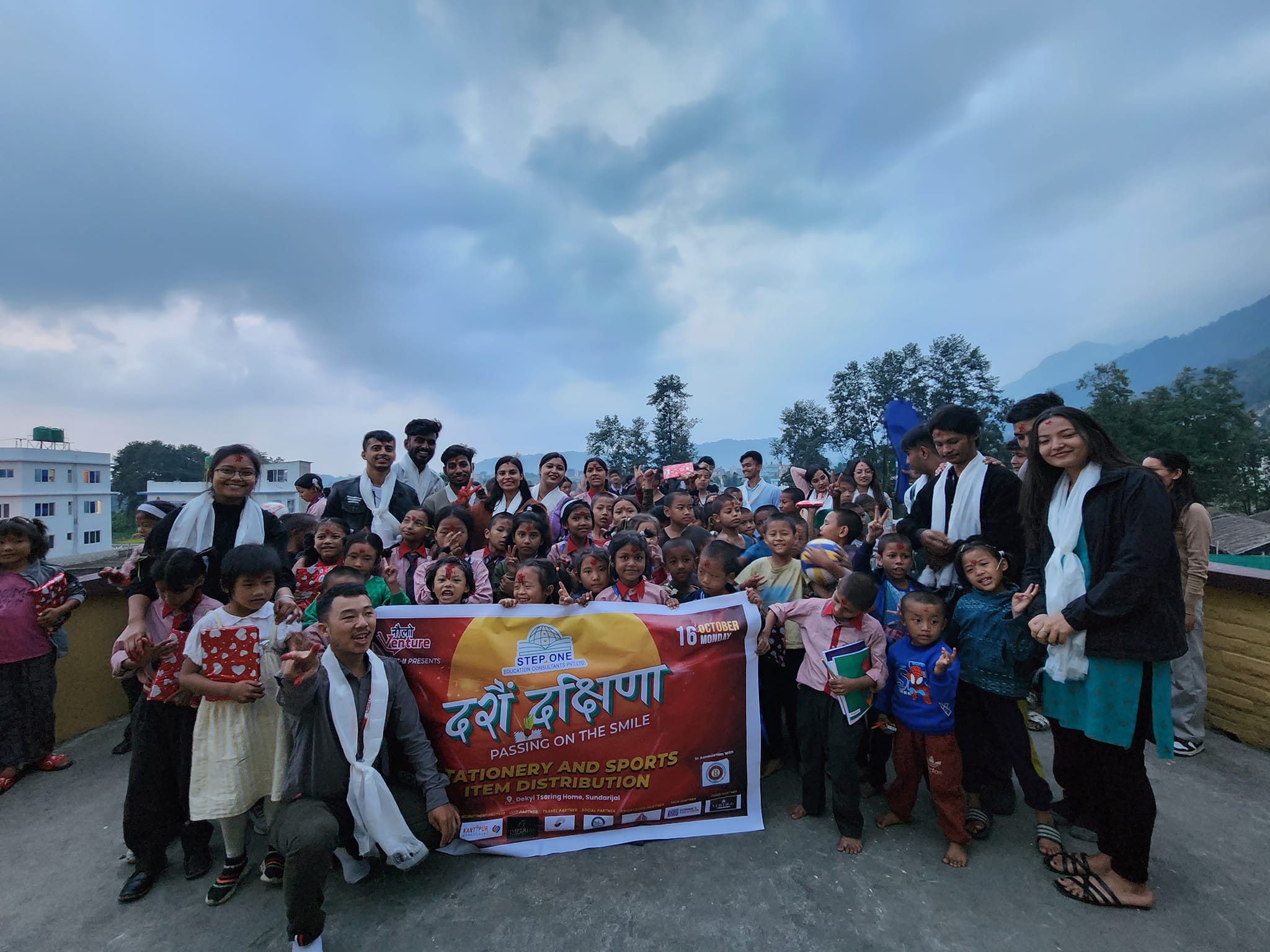 नौलो भेन्चर र लिब्रटी कलेजद्धारा शैक्षिक तथा खेलकुद सामाग्री वितरण