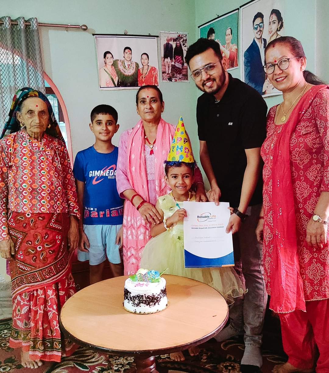 शुभिज्ञाले आफ्नो जन्मदिनमा पाइन् २० लाखको बीमा पोलिसी उपहार