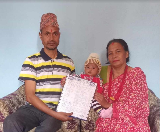 हजूरबूबा र हजूरआमाले नातिनीको पास्नीमा दिए १५ लाखको बीमा पोलीसी उपहार
