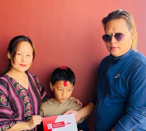 राज श्रेष्ठले छोरालाई जन्मदिनमा दिए बीमा पोलिसी उपहार