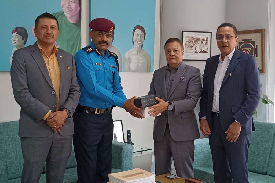 हिमालयन बैंकद्धारा जिल्ला प्रहरी परिसर काठमाडौंलाई सहयोग