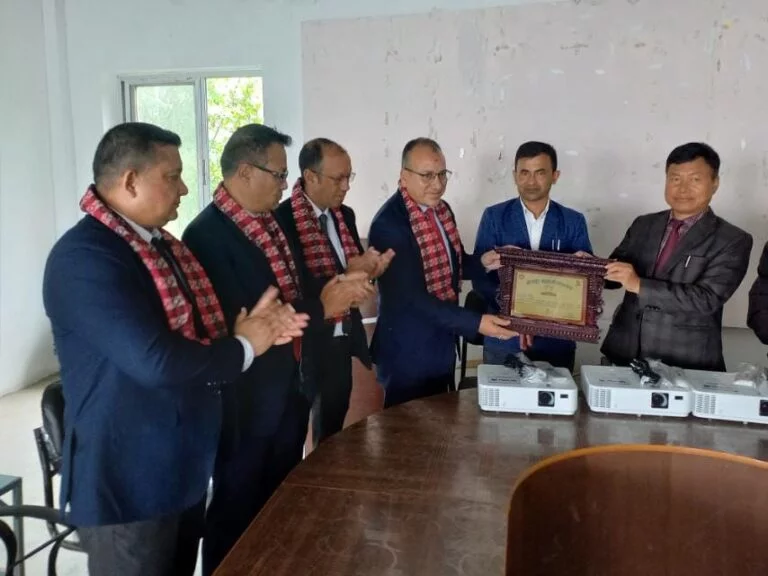 मेटलाइफ नेपालद्धारा भोजपुर बहुमुखी क्याम्पसलाई ३ थान प्रोजेक्टर प्रदान