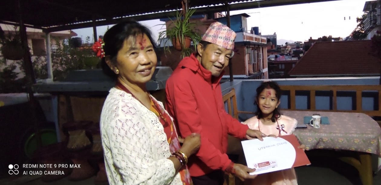 नाति नातिनालाई राईका दम्पत्तिले दशैंको दक्षिणाको रुपमा दिए बीमा पोलिसी उपहार