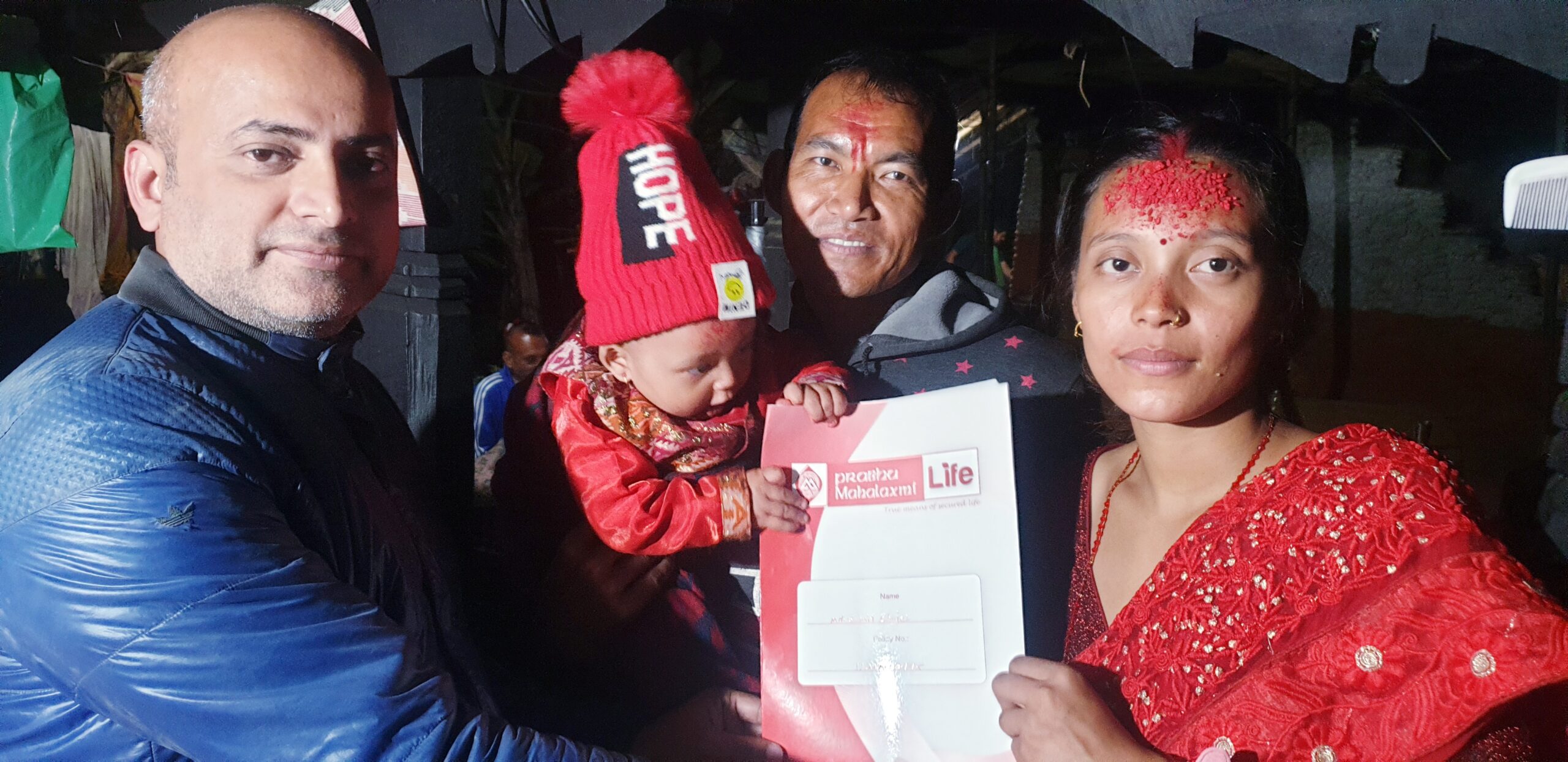 भुजेलका दम्पत्तिले छोराको पास्नीमा दिए बीमा पोलिसी उपहार