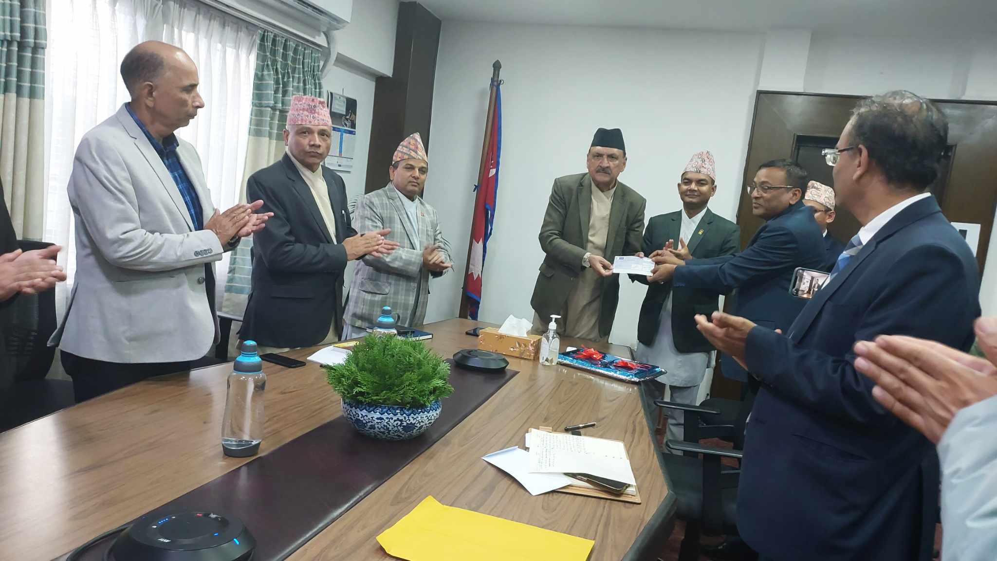 भूकम्प प्रभावितका लागि नेपाल पुनर्बीमा कम्पनीद्धारा २५ लाखको चेक हस्तान्तरण