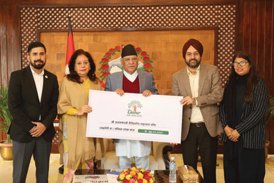 डाबर नेपालद्वारा भूकम्प पिडितको लागि प्रधानमन्त्री दैवी प्रकोप उद्वार कोषमा २५ लाख हस्तान्तरण