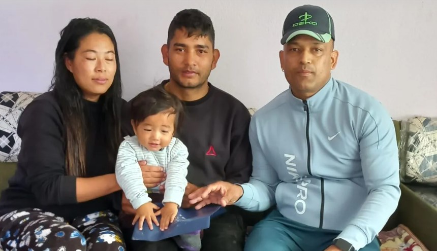 पण्डितका दम्पत्तिले छोराको जन्मदिनमा दिए १० लाखको बीमा पोलिसी उपहार