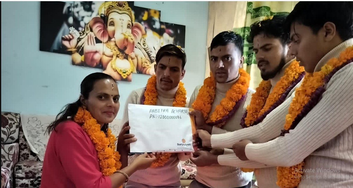 आचार्यका ४ भाईले दिदीलाई तिहारमा दिए बीमा पोलिसी उपहार