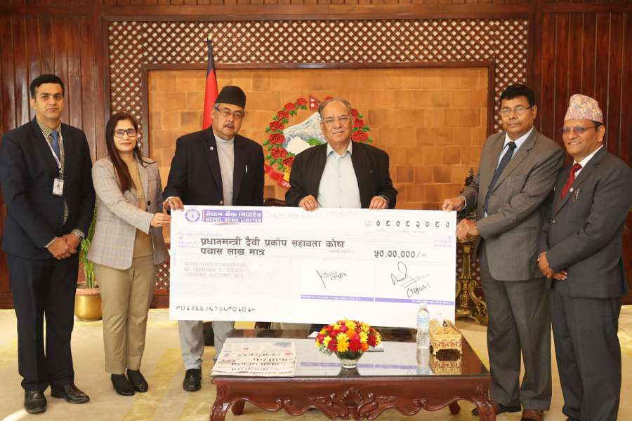 भूकम्प प्रभावितलाई नेपाल बैंकद्धारा ५० लाख रुपैयाँ हस्तान्तरण