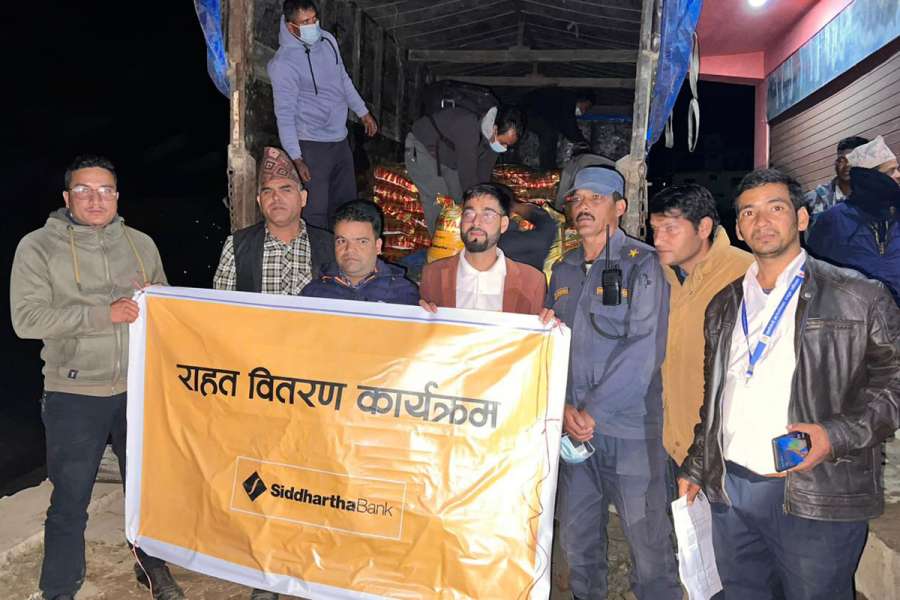 सिद्धार्थ बैंकद्धारा भुकम्प प्रभावितहरुलाई खाद्यान्न सामग्री सहयोग