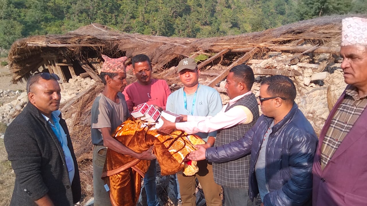 नेको इन्स्योरेन्सले जाजरकोटका भूकम्प पीडित परिवारलाई बाँड्यो राहत