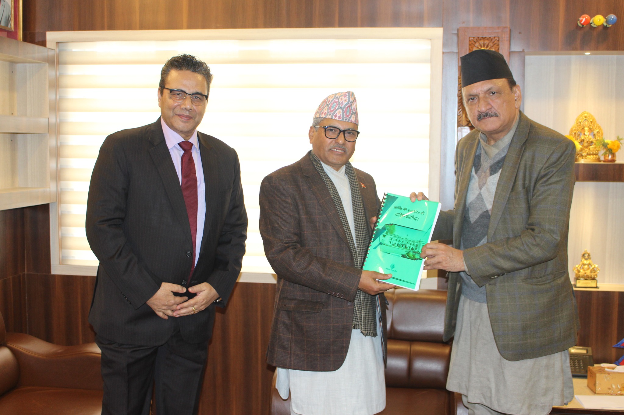 राष्ट्र बैंकले आर्थिक वर्ष २०७९/८०मा कमायो साढे ८७ अर्ब, वार्षिक प्रतिवेदन अर्थमन्त्रीसमक्ष पेस