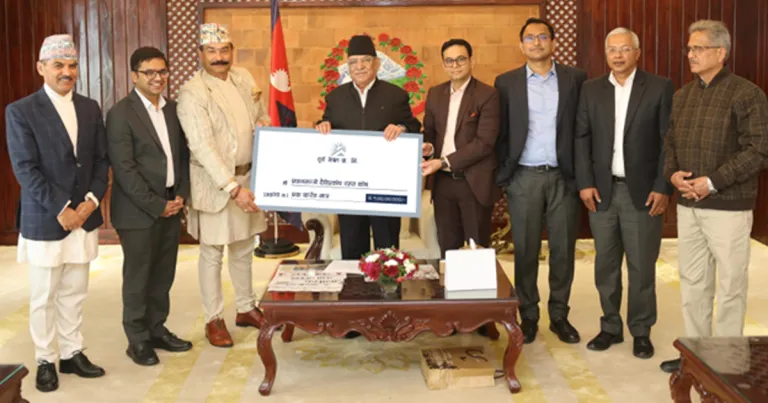 भूकम्प प्रभावितका लागि सूर्य नेपालद्धारा १ करोड ४० लाखको चेक हस्तान्तरण