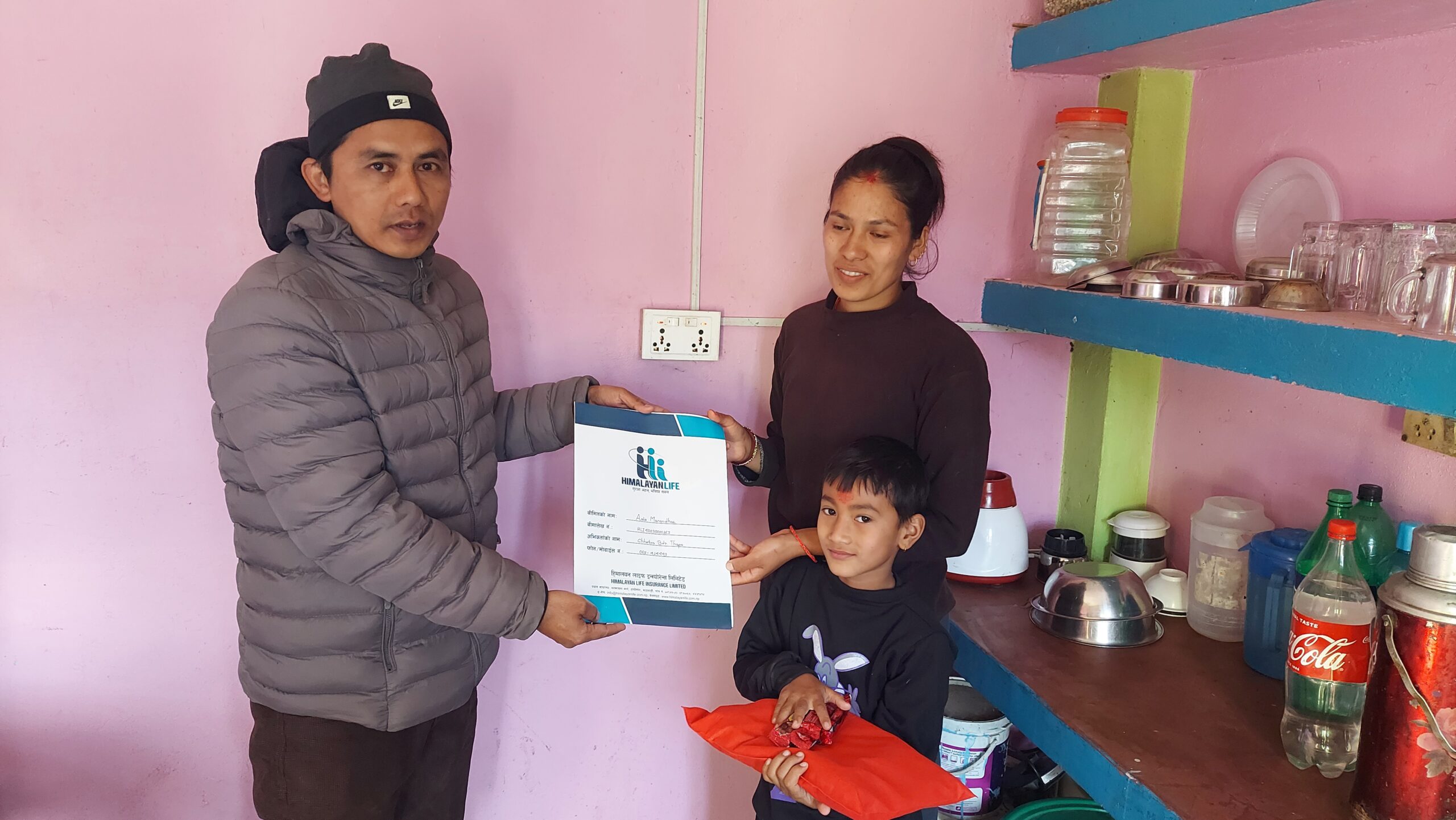 खुम बहादुरले नातिको जन्मदिनमा दिए बीमा पोलिसी उपहार
