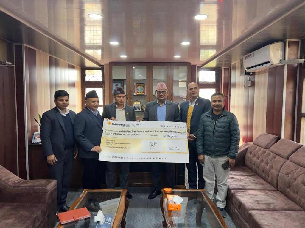 हिमालयन एभरेष्ट इन्स्यारेन्सद्धारा भुकम्प पिडितलाई १० लाख ५१ हजार सहयोग