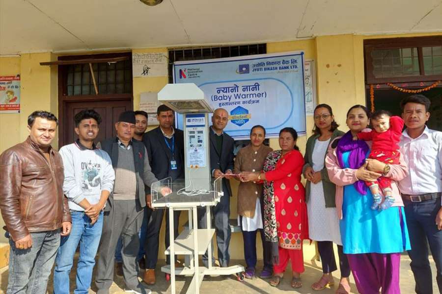 ज्योति विकास बैंकद्धारा दुई स्वास्थ्य चौकीलाई बेबी वार्मर हस्तान्तरण
