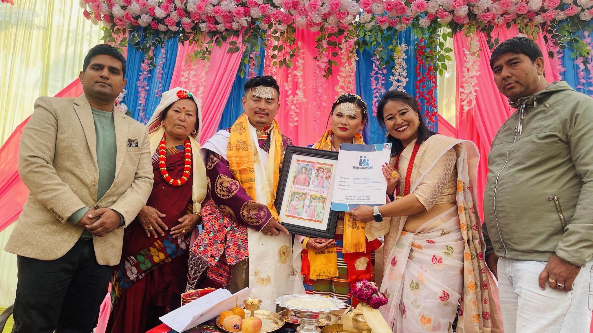 दिदीले बहिनीको बिबाहमा दिइन् हिमालयन लाइफको बीमा पोलिसी उपहार