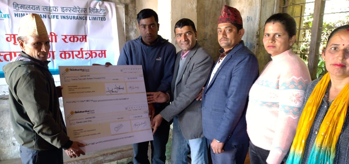 हिमालयन लाइफले गिरीको परिवारलाई दियो ३३ लाख १६ हजार रुपैयाँ मृत्यु दाबी वापतको रकम