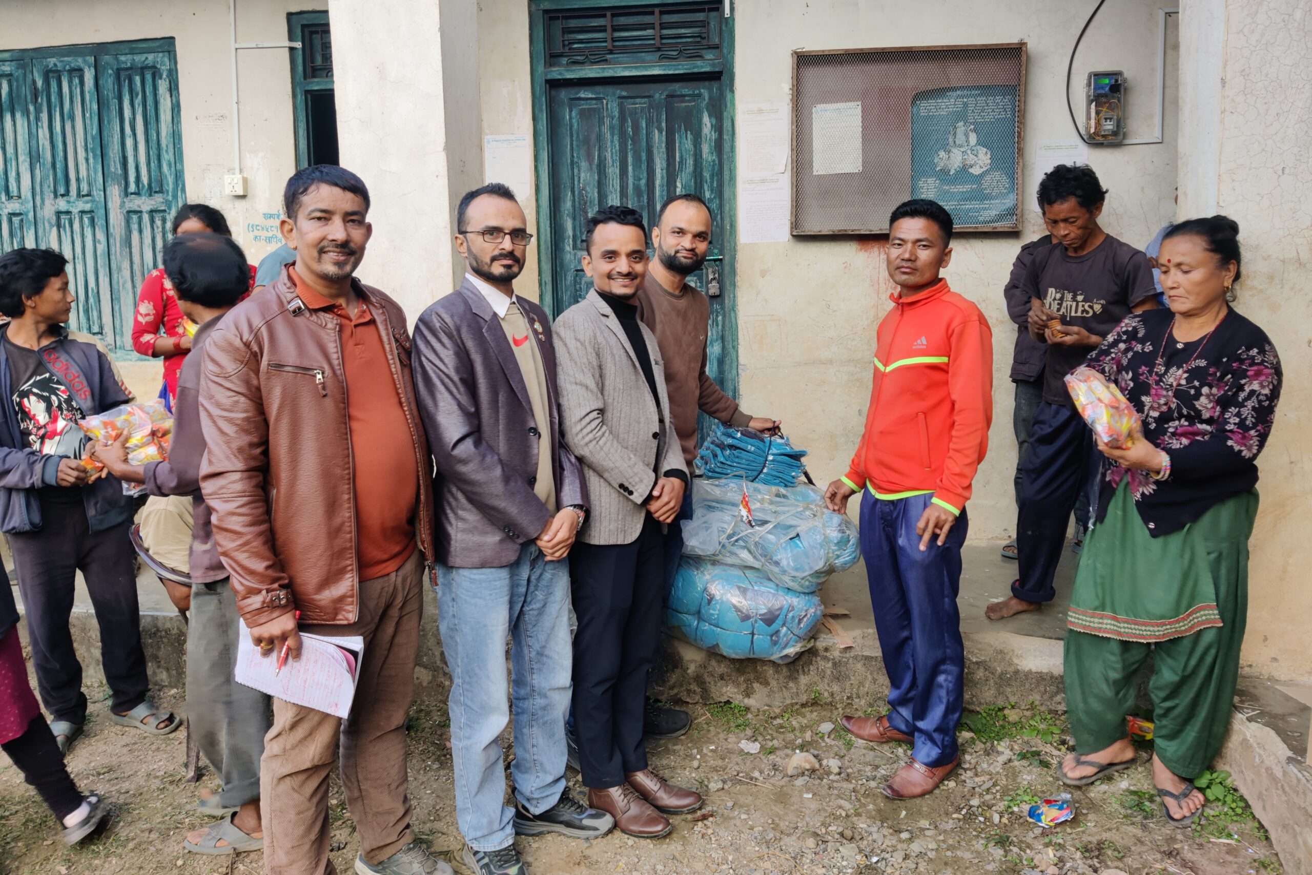 सामाजिक उत्तरदायित्व अन्तर्गत हिमालयन लाइफद्वारा विपन्न वर्गलाई पोशाक वितरण