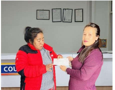 सूर्यज्योति लाइफद्वारा घातक रोग वापतको दाबी रकम हस्तान्तरण