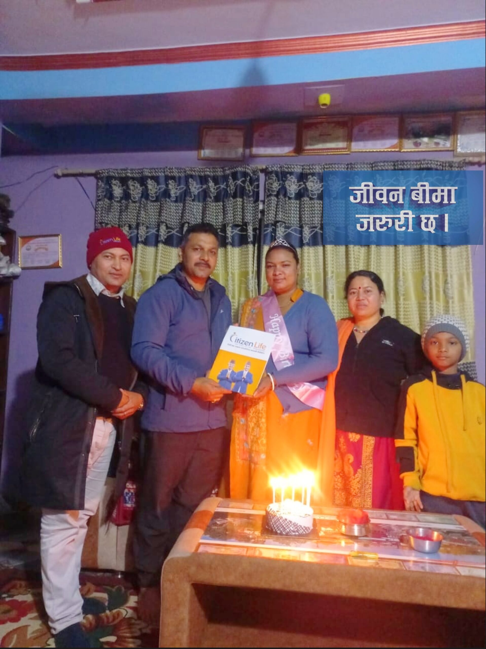 पाण्डेले श्रीमतीको जन्मदिनमा दिए १० लाखको बीमा पोलिसी उपहार
