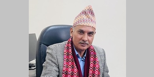 आफैंले तयार पारेको स्वास्थ्य बीमा कार्यक्रम सुधार प्रतिवेदनमा चासो लिंदै बोर्ड अध्यक्ष लोहनी