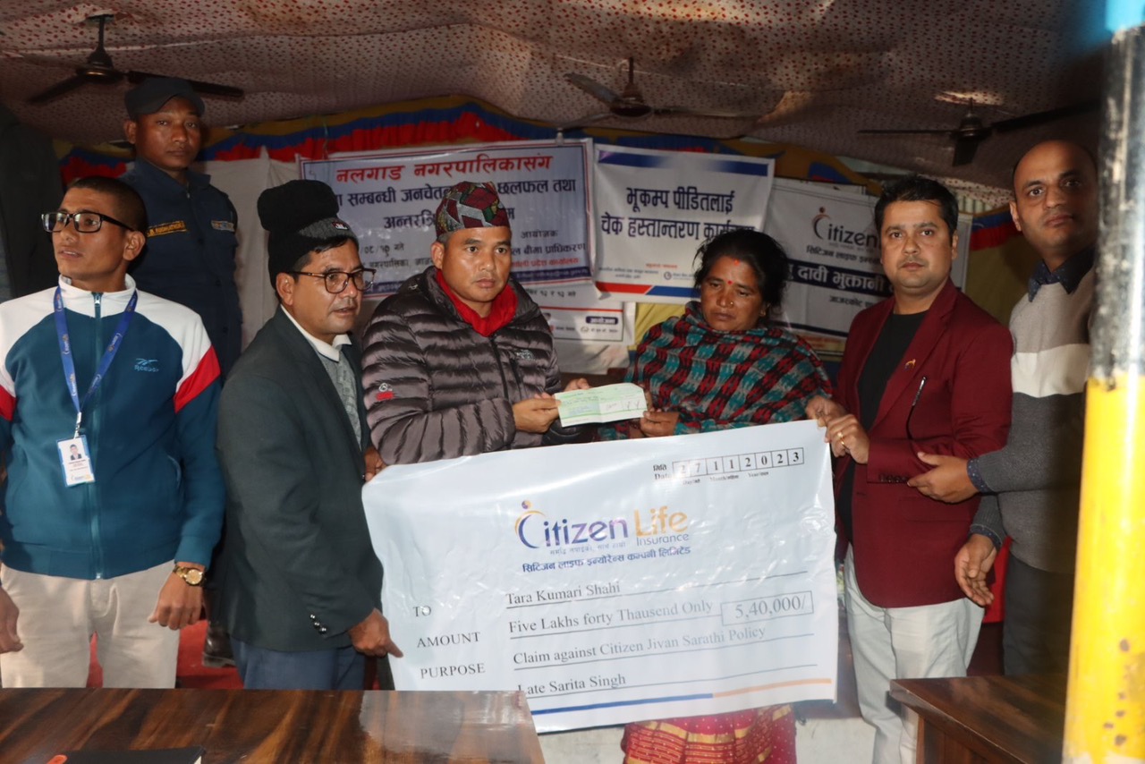 सिटिजन लाइफद्वारा भूकम्पमा परी ज्यान गुमाएकी उपमेयर सिंहको परिवारलाई दाबी भुक्तानी