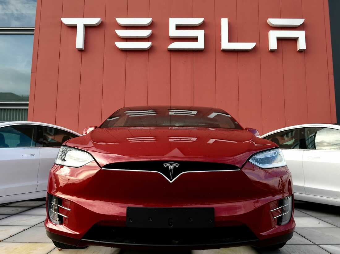 Tesla suspends new orders for electric cars in China