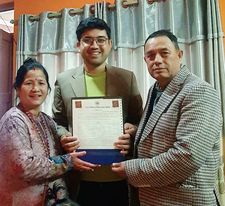 डा. छोराको विशेष दिनमा बुवाआमाले दिए १५ लाखको बीमा पोलिसी उपहार