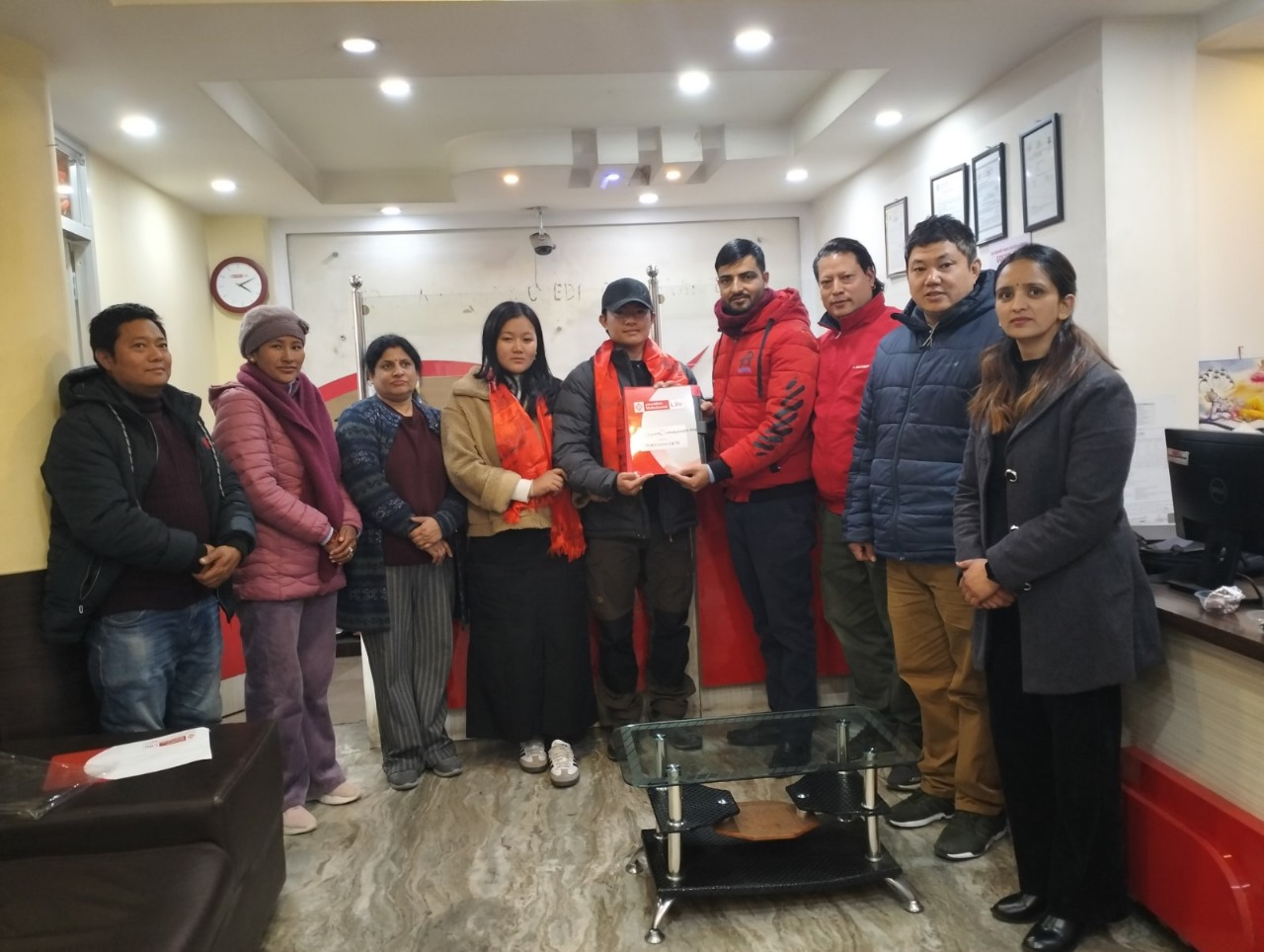 बैवाहिक बर्षगाँठको अवसरमा राईका दम्पत्तीले खरिद गरे ५० लाखको बीमा पोलिसी