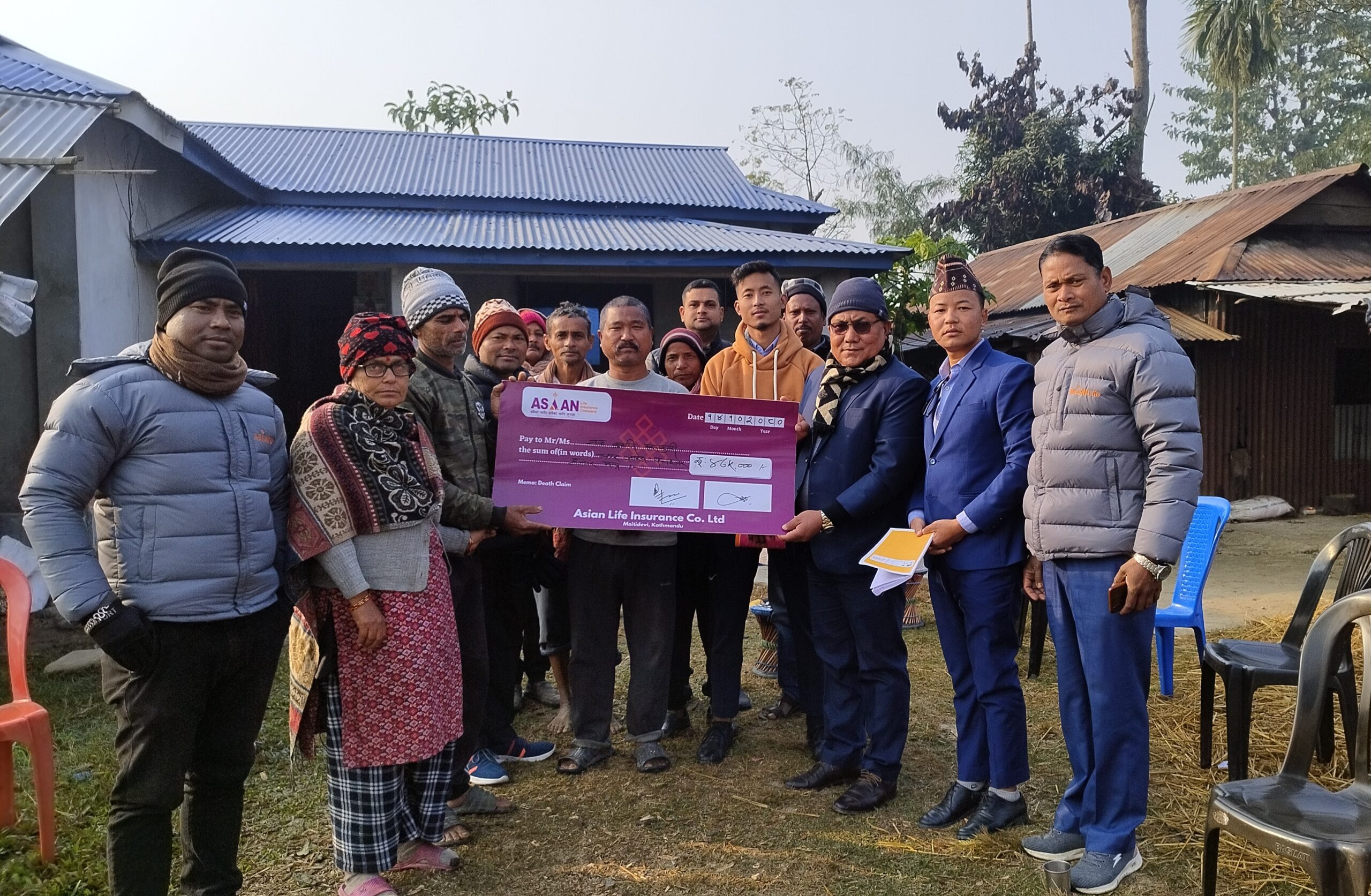 एशियन लाइफको बनियानी शाखाद्धारा ५ लाख रुपैयाँ उपचार खर्च हस्तान्तरण