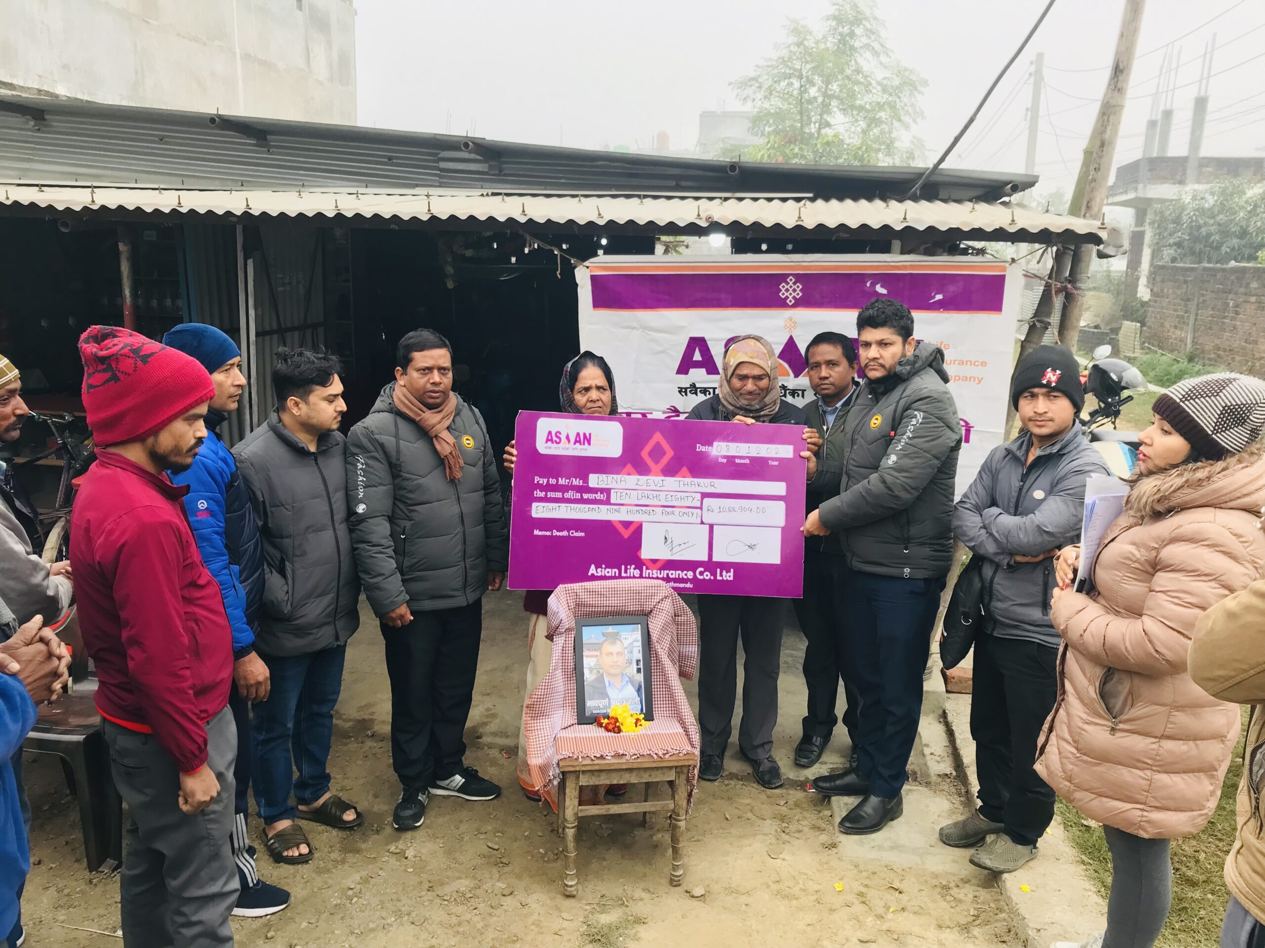 एशियन लाइफ इन्स्योरेन्सद्वारा १० लाख ८८ हजार रुपैयाँ मृत्यु दाबी भुक्तानी