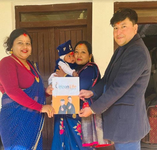 श्रेष्ठका दम्पत्तीले छोराको अन्नप्राशनमा दिए बीमा पोलिसी उपहार