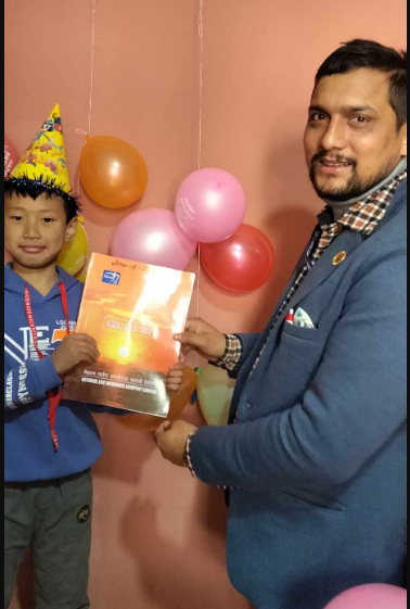 सन्तोषले छोराको जन्मदिनमा दिए १० लाख रुपैयाँको बीमा पोलिसी उपहार