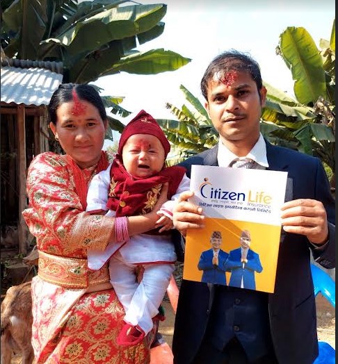 गिरीका दम्पत्तीले छोराको अन्नप्राशनमा दिए बीमा पोलिसी उपहार