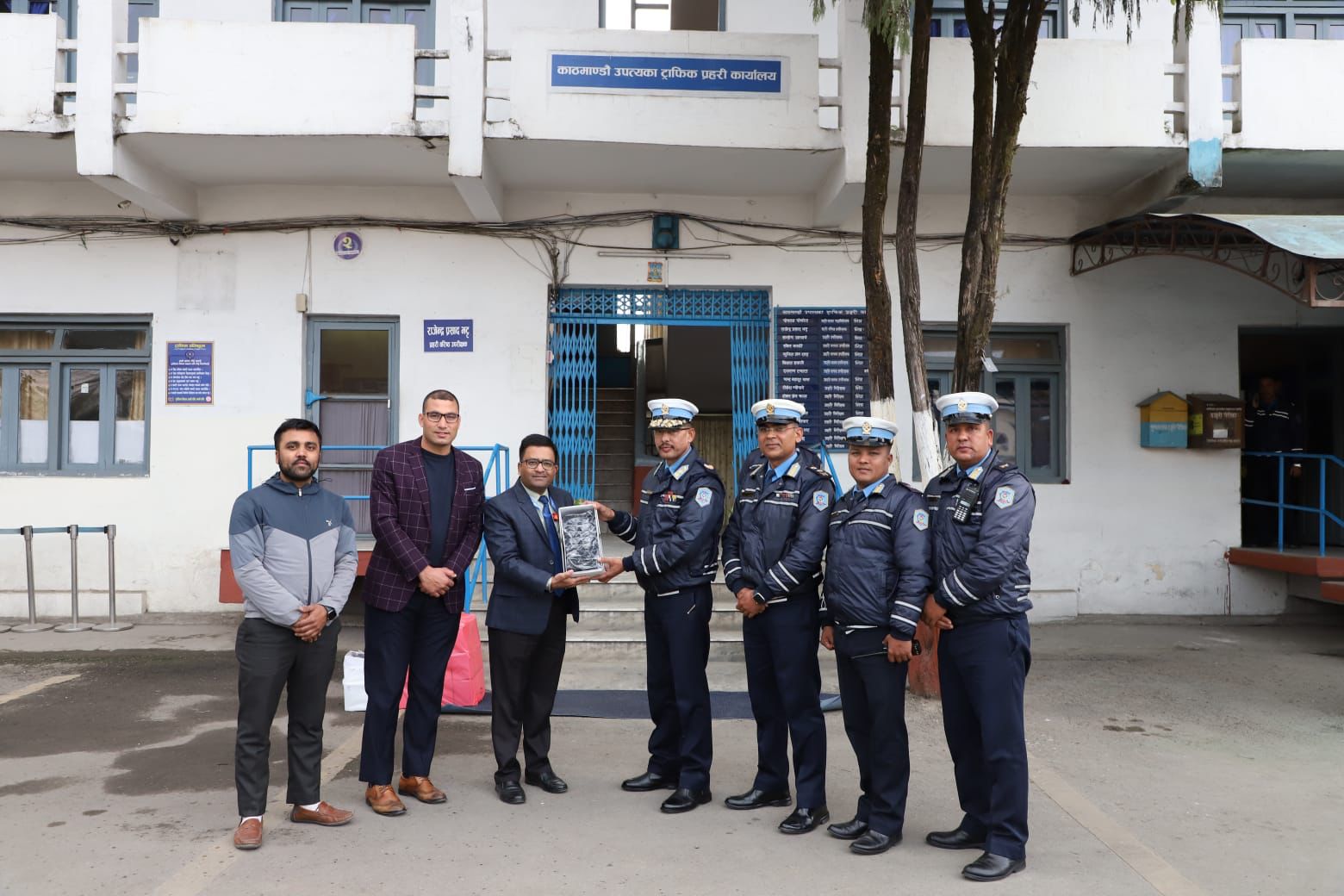 सिद्धार्थ प्रिमियर इन्स्योरेन्सद्वारा ट्राफिक प्रहरीलाई सन ग्लास प्रदान