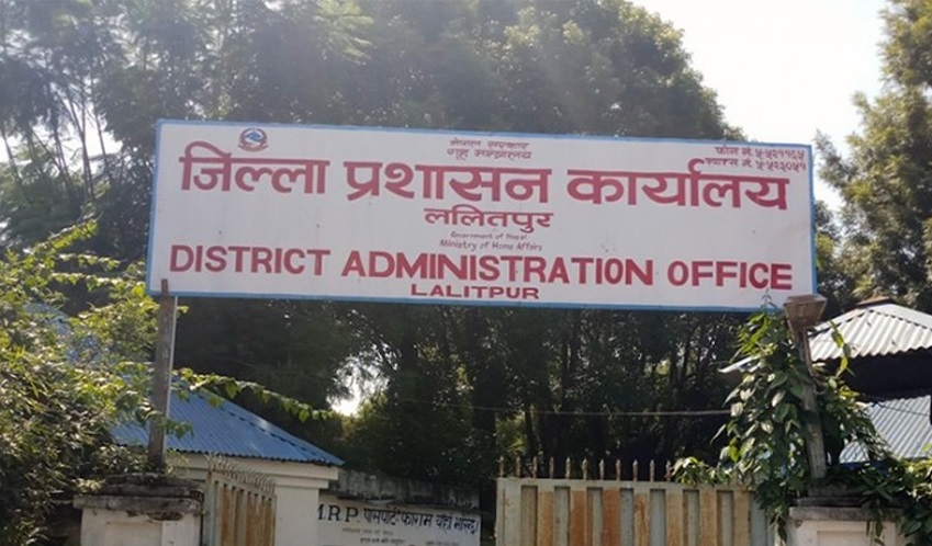 विद्युत अवरुद्ध हुँदा ललितपुर प्रशासनको काम ठप्प, सेवाग्राही मर्कामा, जाडोमा कर्मचारी कठ्यांग्रिएर बस्न बाध्य