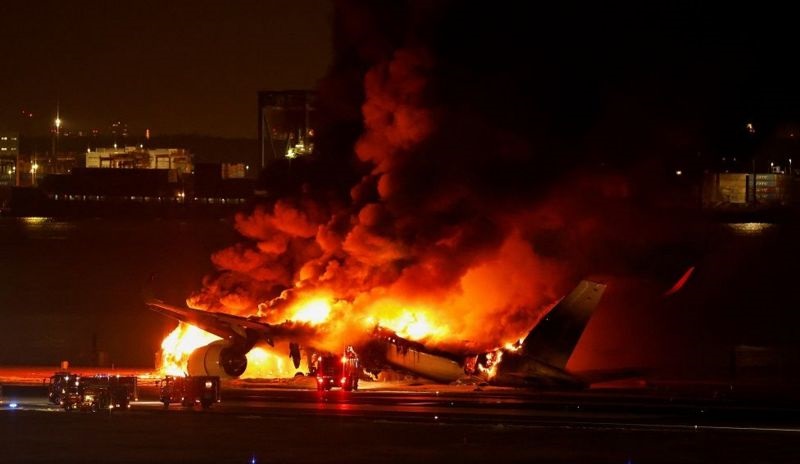 जापानको हानेदा एयरपोर्टमा दुई विमान आपसमा ठोक्किँदा भीषण आगलागी, सबै यात्रु सकुशल रहेको दाबी