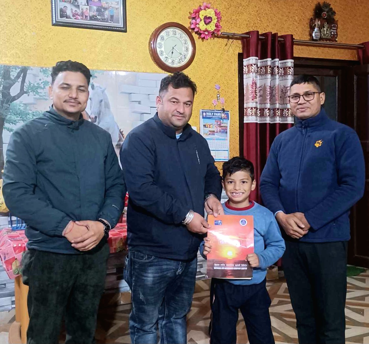 अशोकले आफ्नो जन्मदिनमा छोरालाई दिए १५ लाखको बीमा पोलिसी उपहार