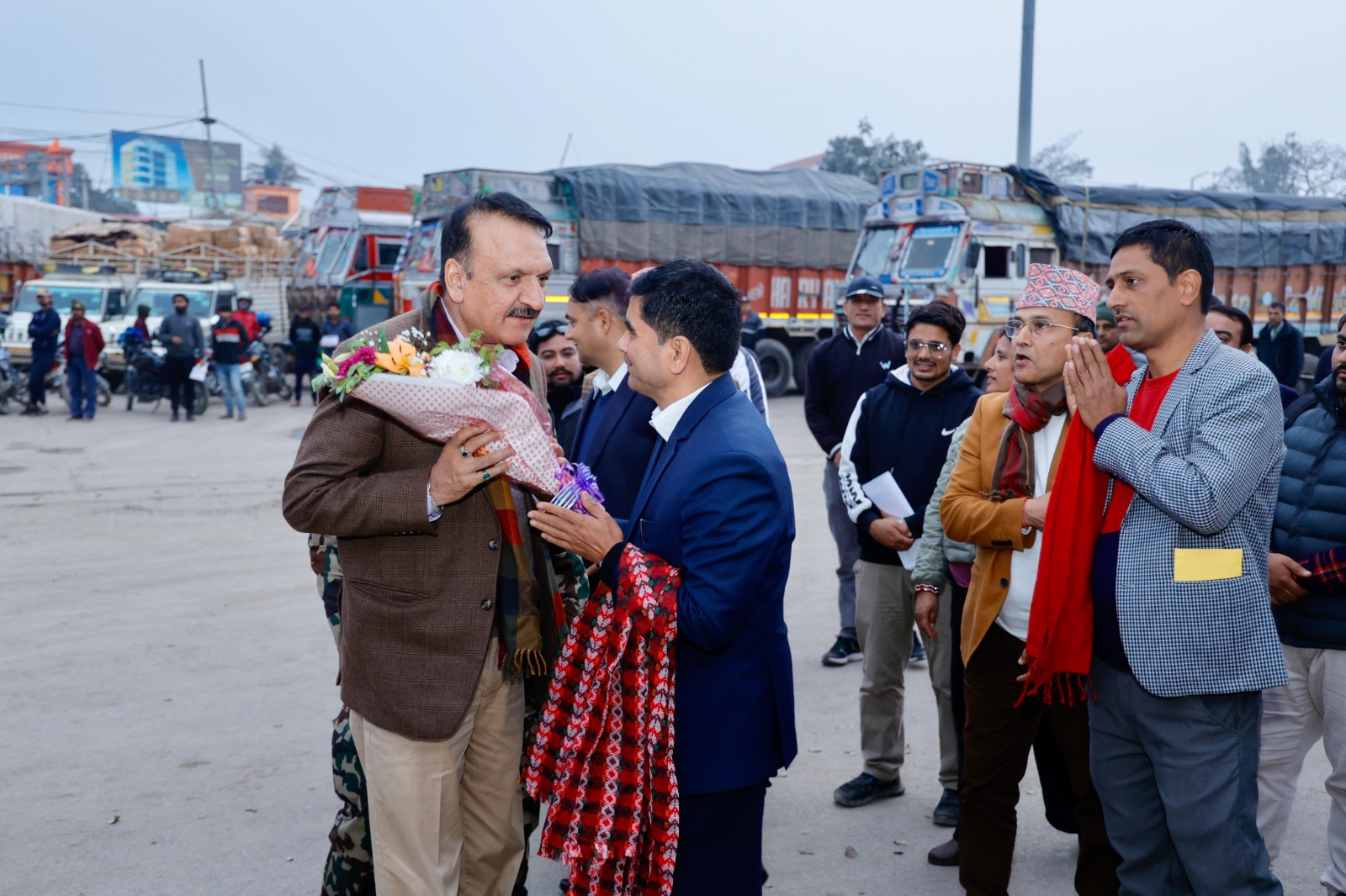 अर्थमन्त्रीद्धारा भैरहवा भन्सारको निरीक्षण, राजस्वको लक्ष्य भेटाउने गरी काम गर्न निर्देशन