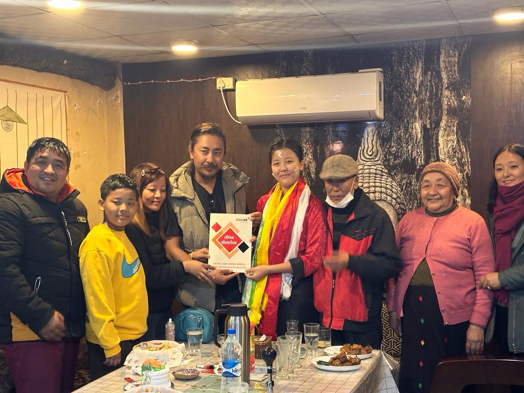 शेर्पाका दम्पत्तीले छोरीको जन्मदिनमा दिए १० लाखको बीमा पोलिसी उपहार