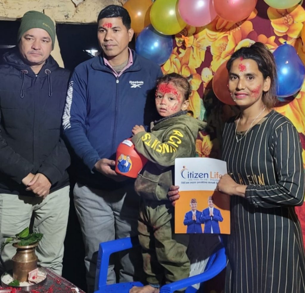 बोहराका दम्पत्तीले छोराको जन्मदिनमा दिए बीमा पोलिसी उपहार