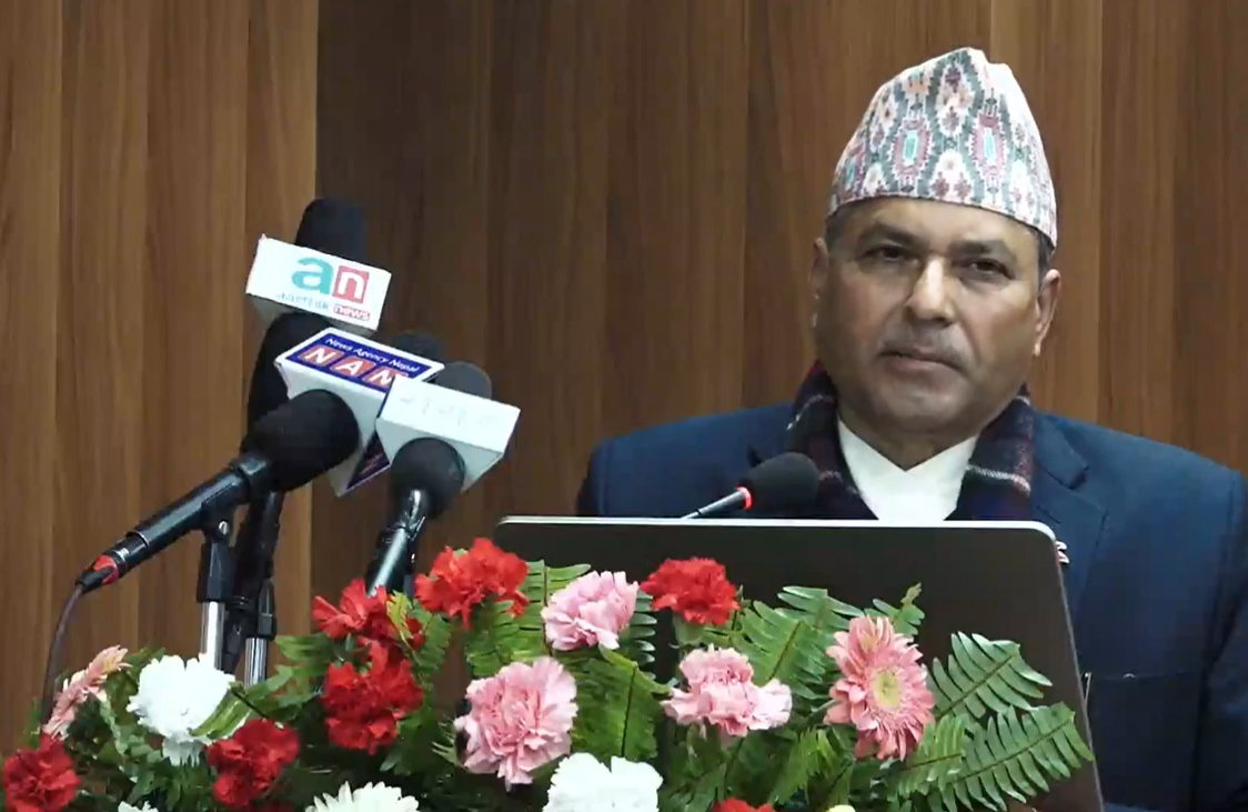 बैंकहरु डुब्दैनन्, सहकारीहरुका कारण समस्या देखिएको हो : गभर्नर अधिकारी