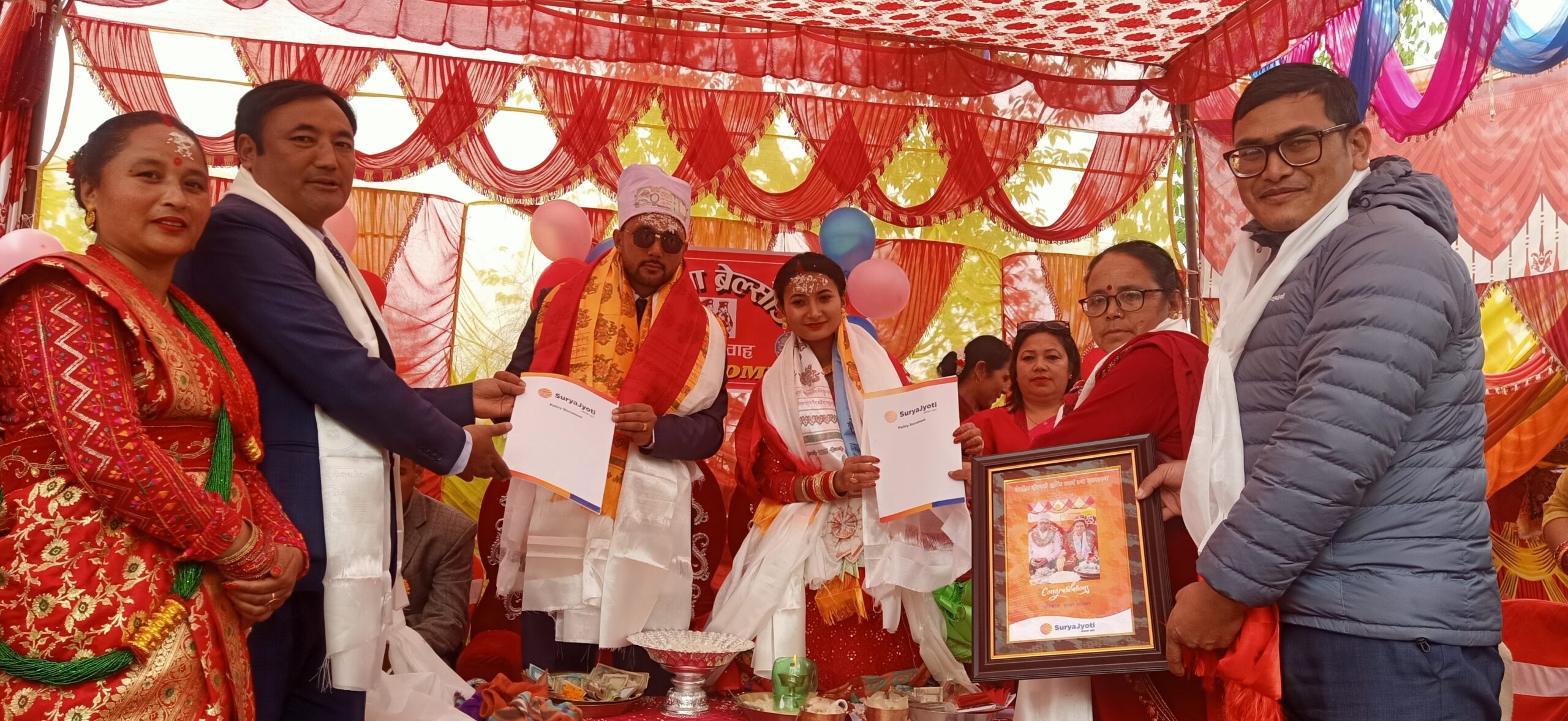 छोराको विवाहमा मोक्तान दम्पत्तीले दिए बीमा पोलिसी उपहार