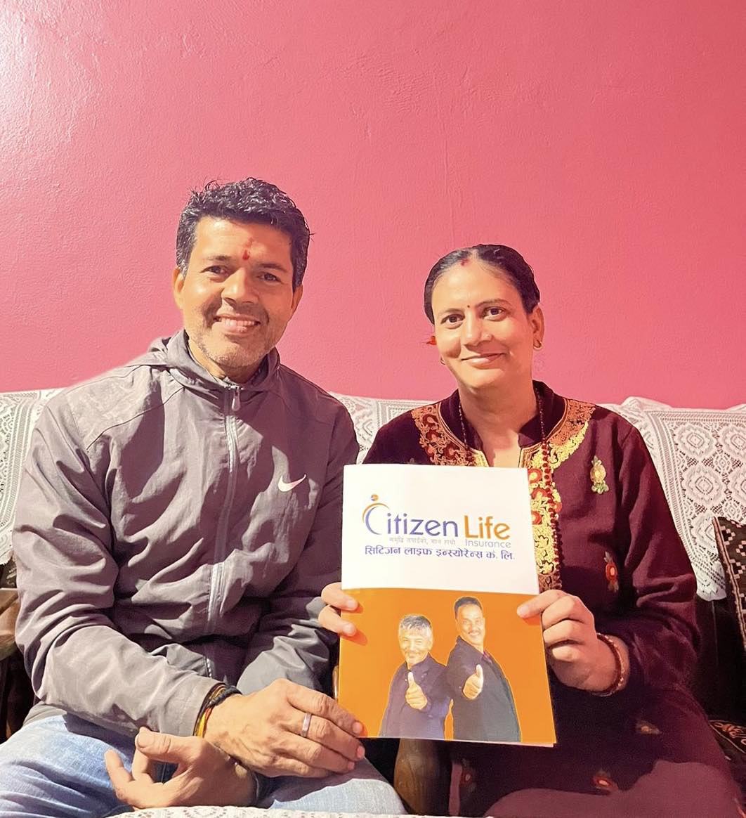 वैवाहिक वर्षगाँठको अवसरमा डोलराजले श्रीमतिलाई दिए बीमा पोलिसी उपहार