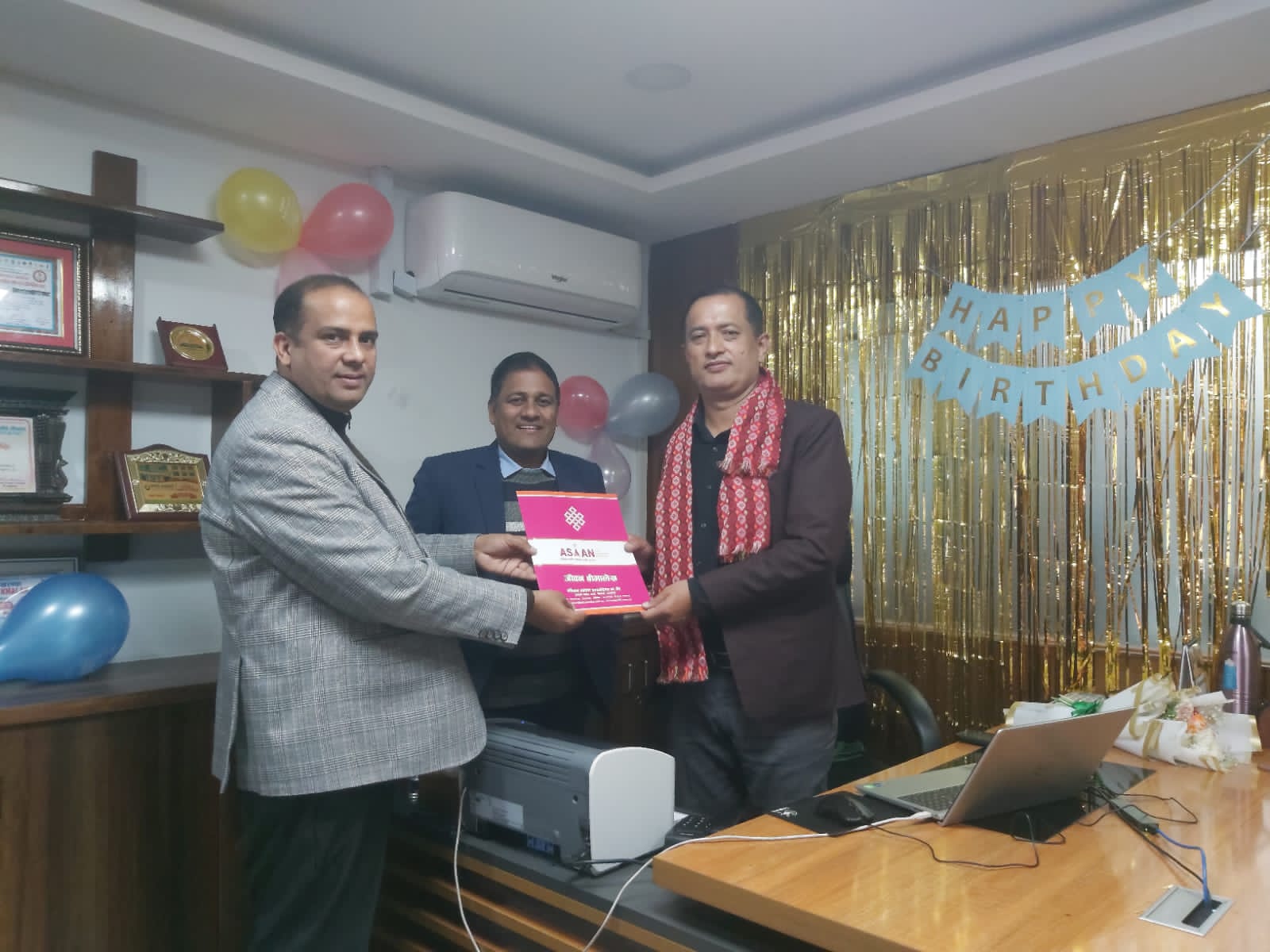 ग्रिन डेभलपमेन्ट बैंकका सिइओले बीमा पोलीसी खरिद गरी मनाए जन्मदिन