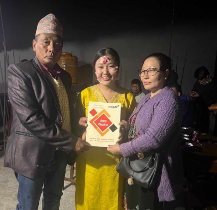 गुरुङका दम्पतीले छोरीको जन्मदिनमा दिए ७ लाखको बीमा पोलिसी उपहार