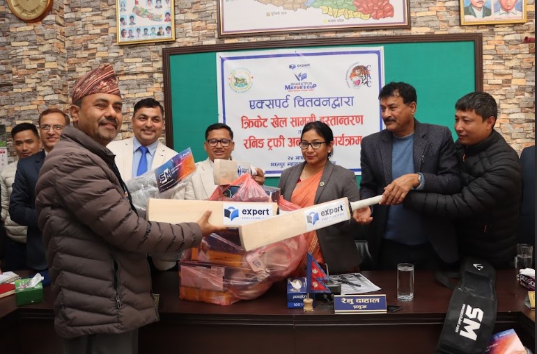 मेयर्स कप खेल्ने १० विद्यालयलाई एक्सपर्ट एजुकेसनले दियो साढे ८ लाखको खेल सामग्री